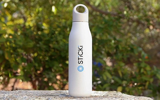 STiCKi waterbottle outside.